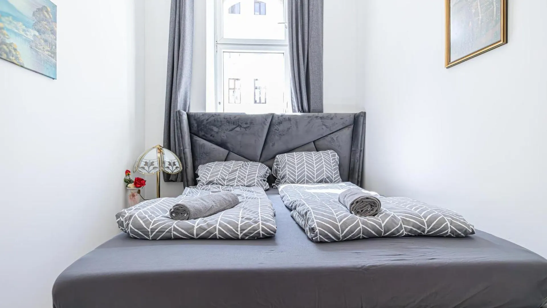 Rooms In A Shared Apartment, 6Min To Lugner City Bécs