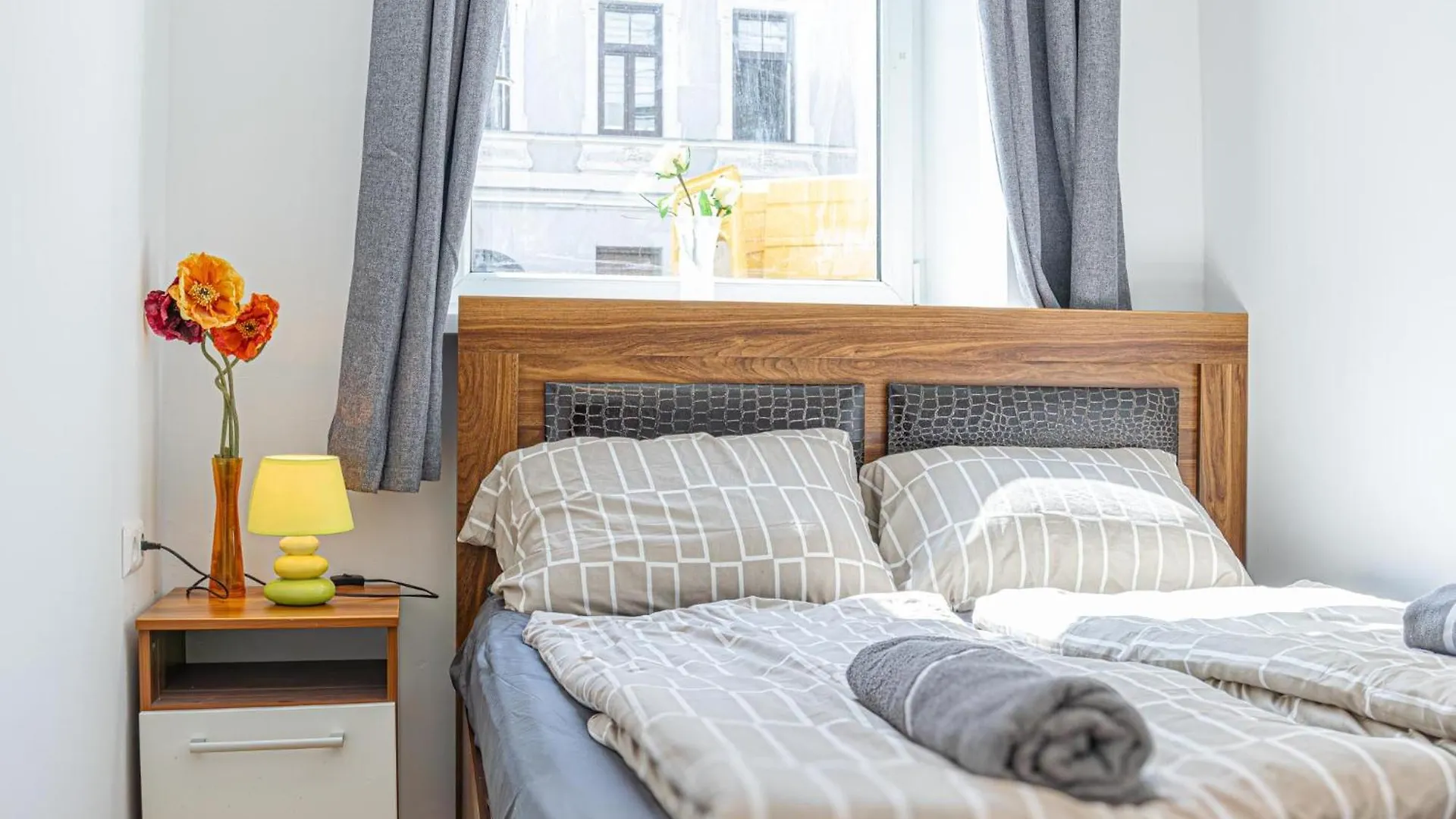 Rooms In A Shared Apartment, 6Min To Lugner City Bécs